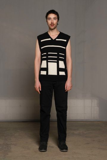 Sleeveless cashmere black sweater for men with abstract patterns.