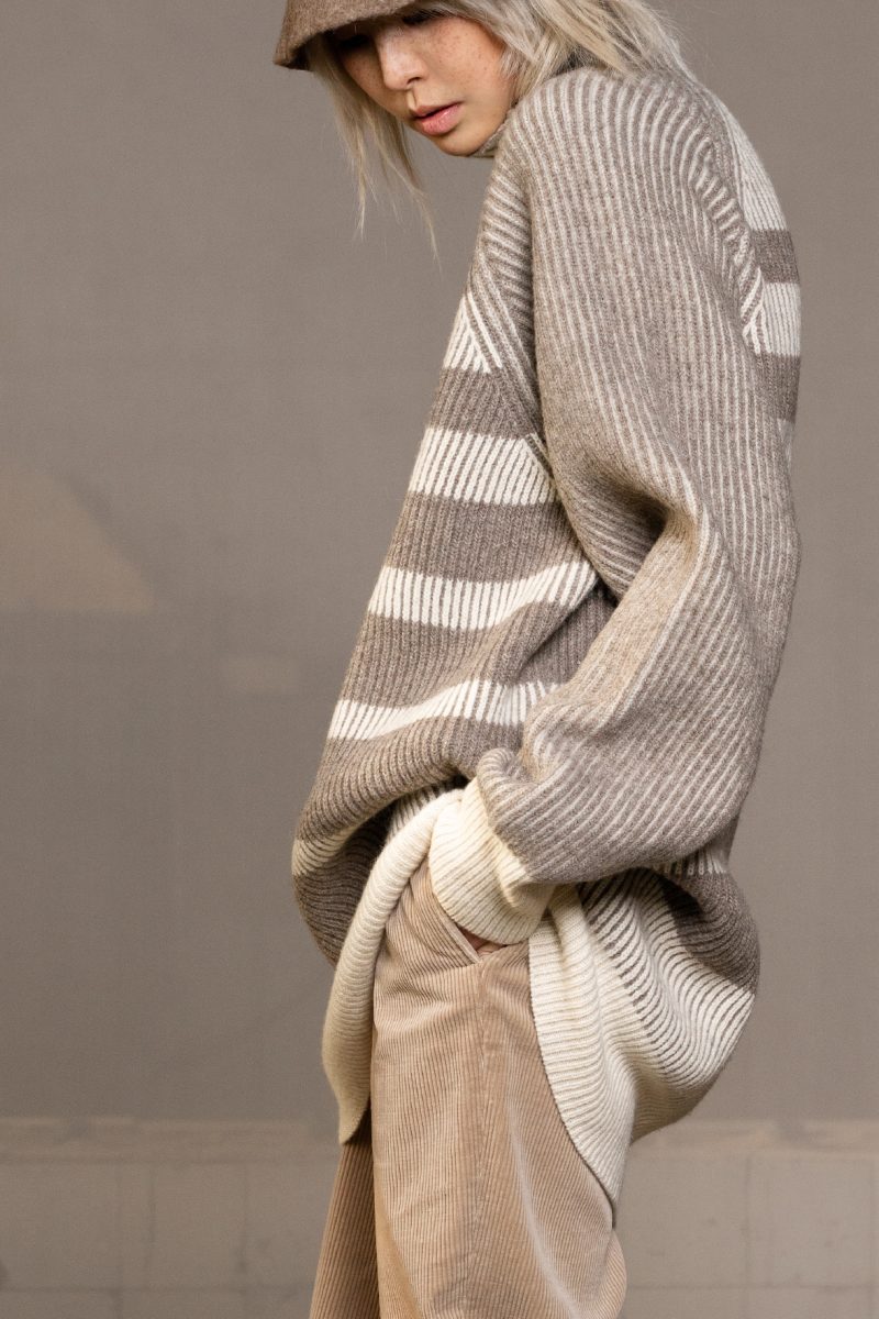 Oversize unisex boxy pullover made with sustainable sartuul sheep wool.