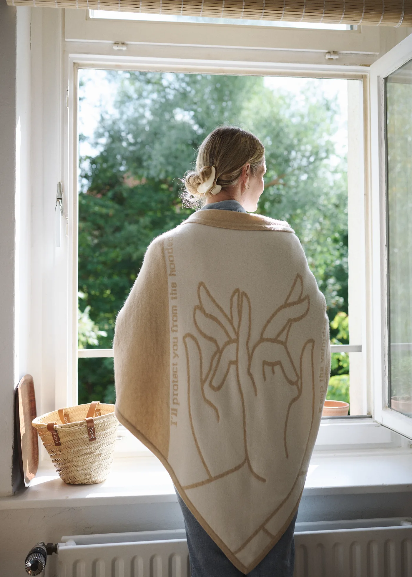 ACHIY cashmere scarf with a hand motif, knitted in Mongolia by HYPECHASE